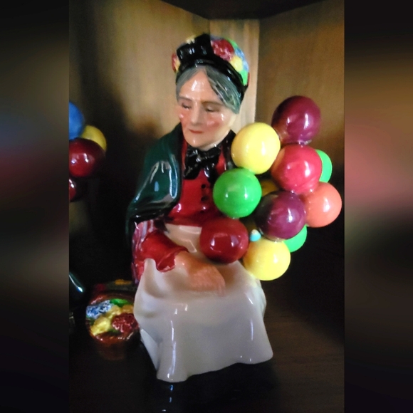 Royal Doulton Balloon Sellers Figurine Set - Picture 3 of 5